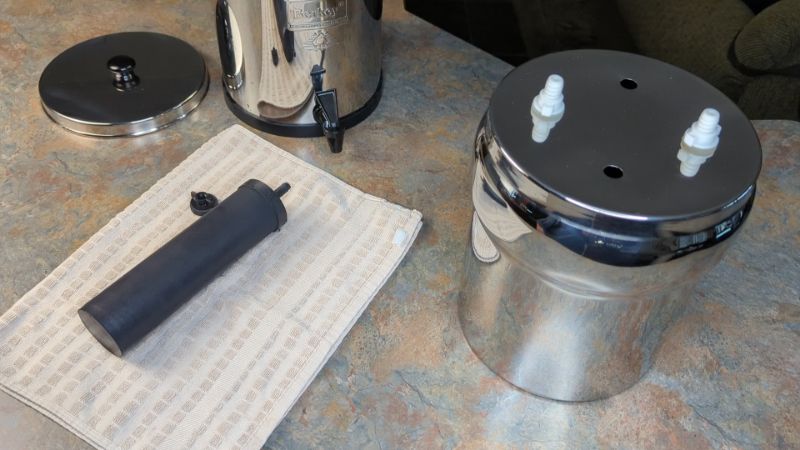 Cleaning the components of a countertop gravity filter