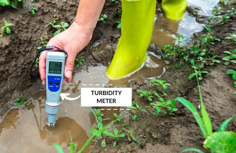 Measuring turbidty levels with a turbidity meter