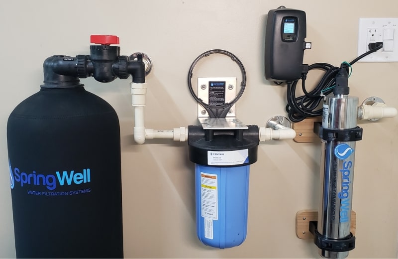 Whole house water filter and sediment filter next to uv water purifier