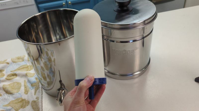 Holding ProOne 2.0 cermic water filter