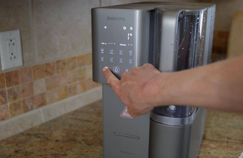 Philips ro 1 Finger pointing to the Philips Countertop buttons