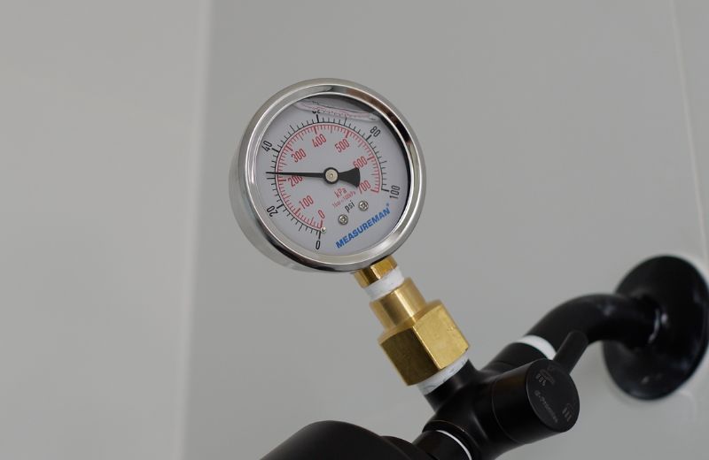 Aquatru Shower Filter Pressure Gauge Pressure gauge installed on an Aquatru Shower Filter showing dynamic upstream pressure of 34 PSI
