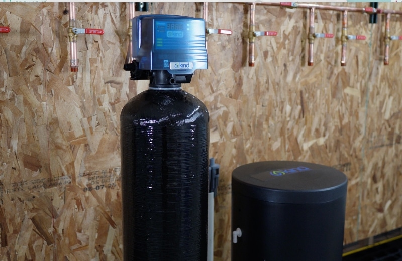 Kind S 650 Design Kind S-650 water softener review showing the installed salt-based water softener system and control valve.